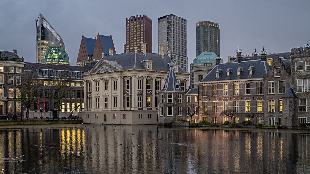 De Hofvijver in Den Haag met het Binnenhof in avondlicht