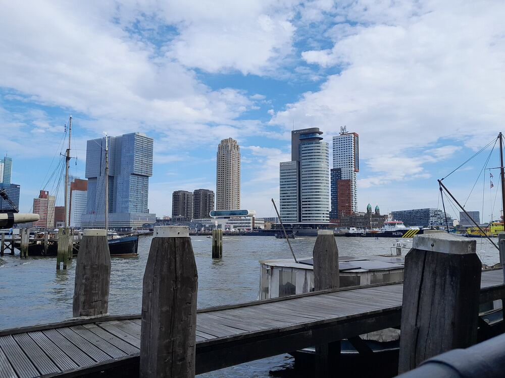 De Erasmusbrug en de Rotterdamse skyline tijdens de Wereldhavendagen
