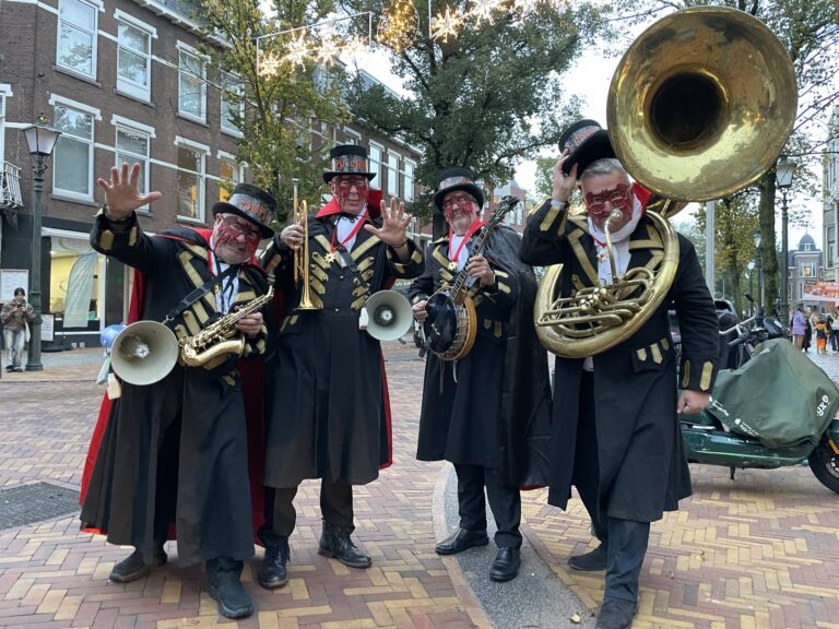 Halloween-Streetband in Leidschendam Centrum — muziek in Zuid-Holland