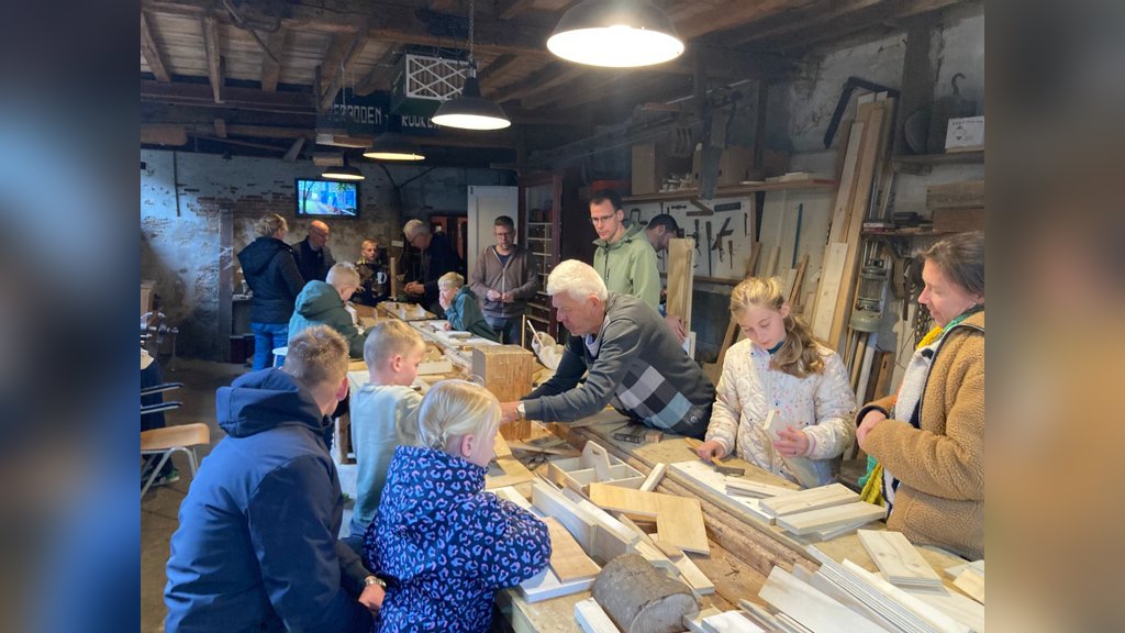 Kinderen timmeren in de Timmerwerf in 's-Gravenzande